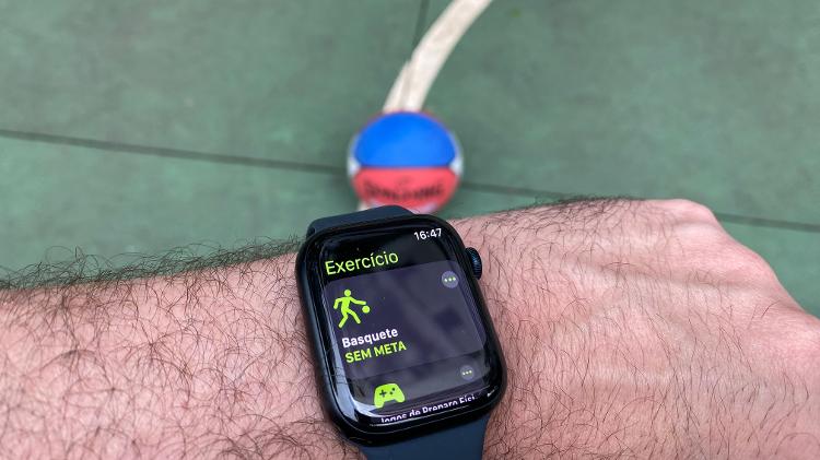 Apple Watch 8 tiene traccia delle attività fisiche come il basket