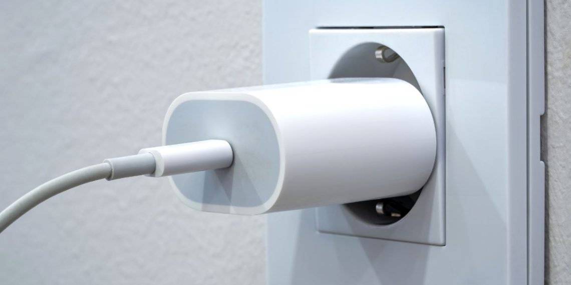 Il caricabatterie è nella presa o sul cellulare?  Molte persone lo stanno facendo in modo sbagliato