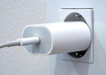 Il caricabatterie è nella presa o sul cellulare?  Molte persone lo stanno facendo in modo sbagliato