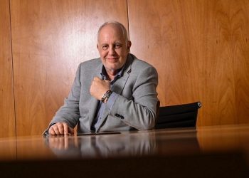 Il migliore amico di Gugu sta scrivendo un libro sulla loro compagnia: Prisma