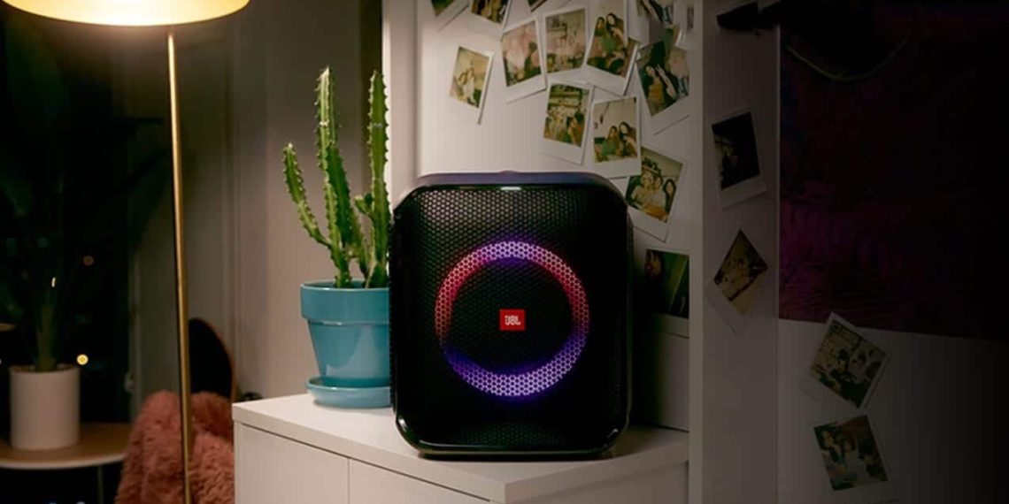 L'altoparlante JBL è in bella mostra in questo momento: è tutto nella tecnologia L'altoparlante JBL è in bella mostra in questo momento: è tutto nella tecnologia