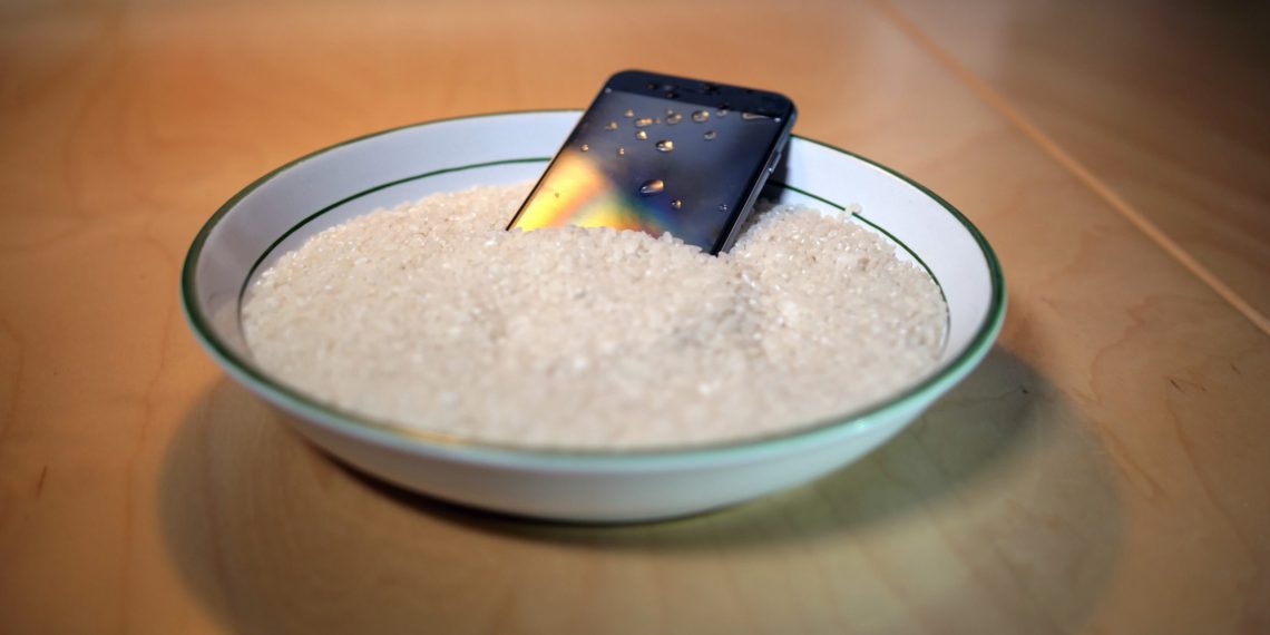 Il tuo iPhone si sta bagnando?  Apple consiglia di non metterlo nel riso;  Vedi perchè