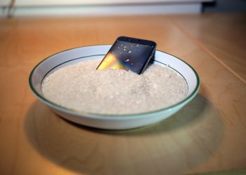 Il tuo iPhone si sta bagnando?  Apple consiglia di non metterlo nel riso;  Vedi perchè