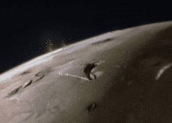 La sonda della NASA cattura l'eruzione vulcanica sulla luna di Giove