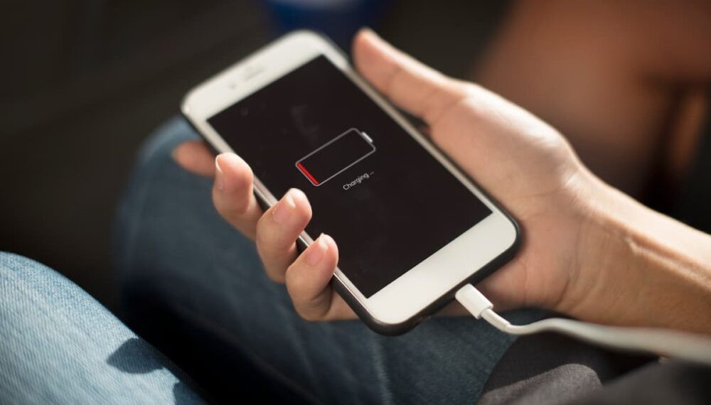 Pericolo!  Usare il cellulare mentre è in carica può avere gravi conseguenze.