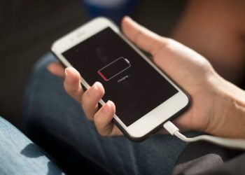 Pericolo!  Usare il cellulare mentre è in carica può avere gravi conseguenze.