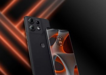 Il Motorola Edge 50 Ultra appare nei video trapelati con uno schermo curvo e resistente all'acqua