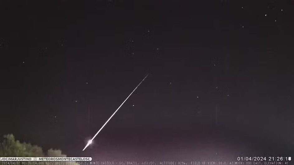 Le foto catturano il momento in cui una stella cadente illumina il cielo in Carolina del Sud