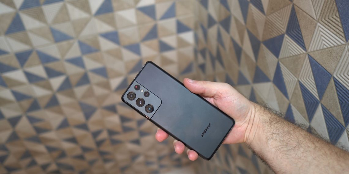 Samsung India inizia a sostituire i display Galaxy S21 e S22 con linee verdi