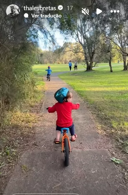 I figli di Paolo Gustavo in bicicletta