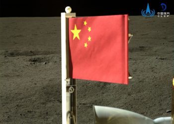 La Cina ha portato una bandiera di pietra sul lato nascosto della luna