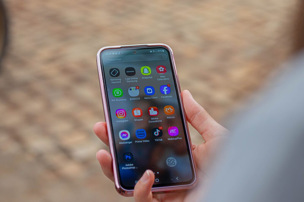 Fai molta attenzione alle applicazioni che installi sul tuo cellulare, poiché alcune di esse potrebbero nascondere pericoli sconosciuti;  Vedine due.