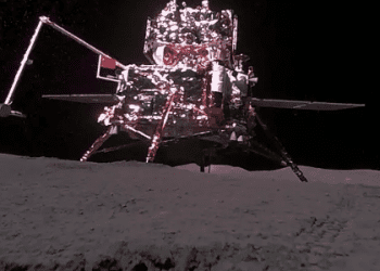 Una sonda cinese viene lanciata dalla Luna con campioni dal “lato nascosto”