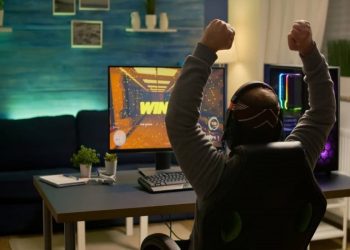 L’utente lascia definitivamente PlayStation, acquista un PC da gioco e festeggia: non sono più bloccato a 60 FPS