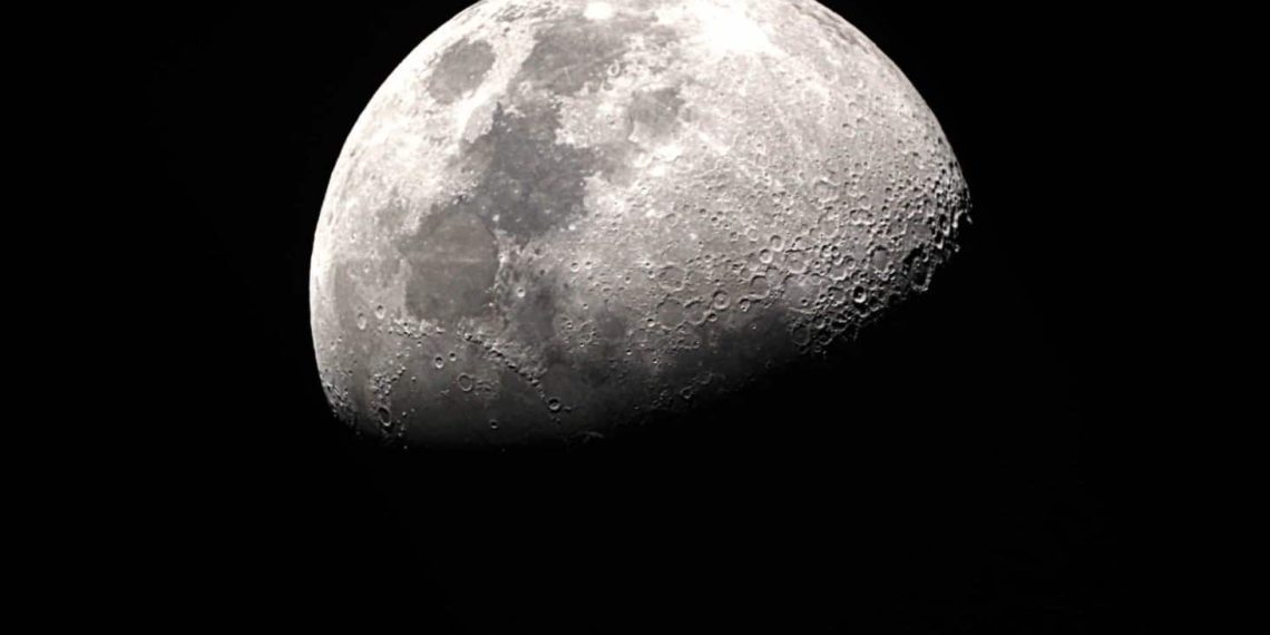 La Luna nel 2050: una scena impressionante che mostra come sarà vivere sul suolo lunare in futuro;  Aspetto