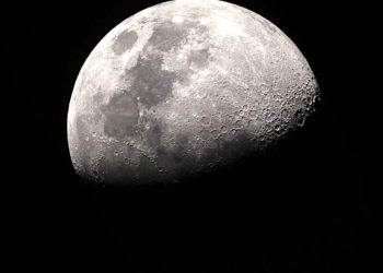 La Luna nel 2050: una scena impressionante che mostra come sarà vivere sul suolo lunare in futuro;  Aspetto