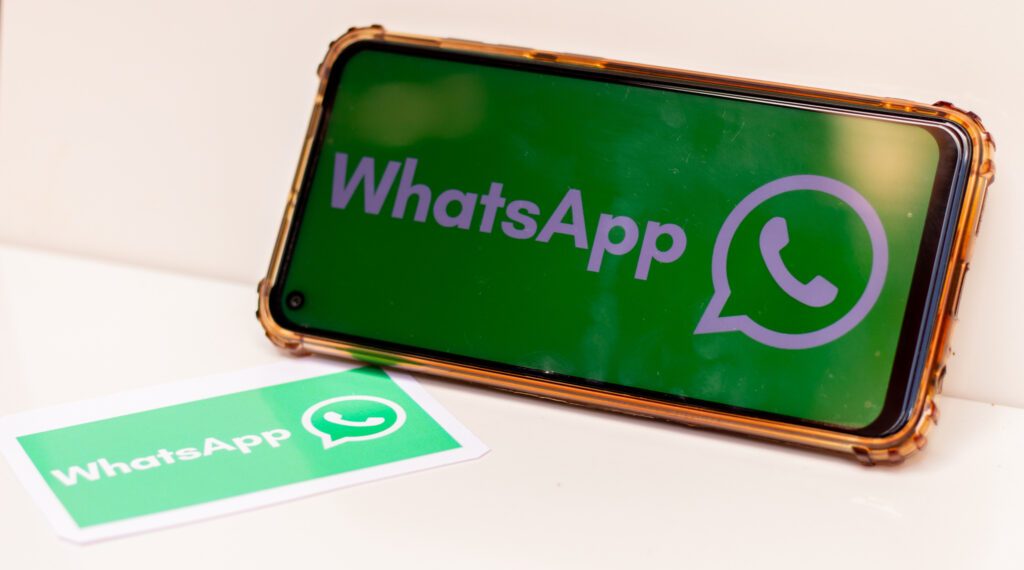 Inizia ad apparire il pulsante blu di WhatsApp, che porta segreti e segnali di pericolo