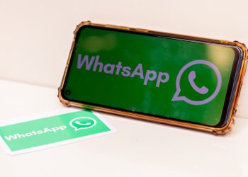 Inizia ad apparire il pulsante blu di WhatsApp, che porta segreti e segnali di pericolo