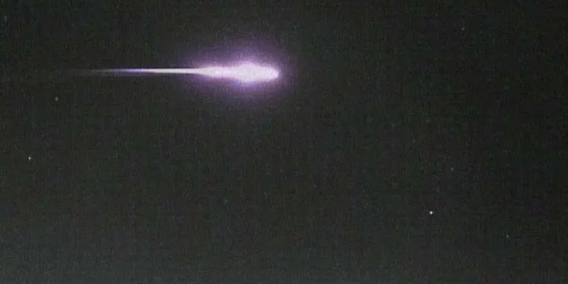 Un oggetto luminoso appare nel cielo di Santa Catarina e suscita la curiosità dei residenti. Lui osserva Un oggetto luminoso appare nel cielo di Santa Catarina e suscita la curiosità dei residenti. Lui osserva
