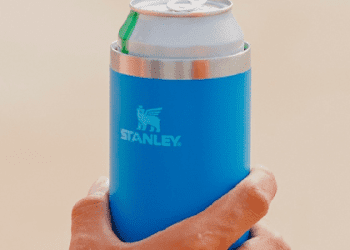 Stanley lancia il refrigeratore per lattine, che può essere utilizzato come portabicchieri o portalattine