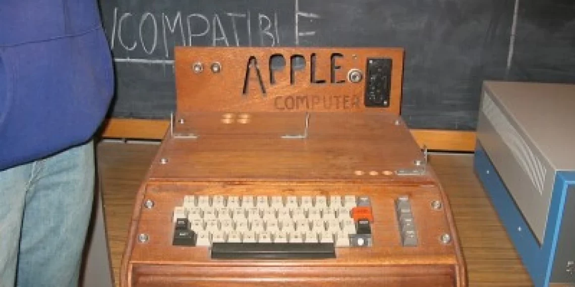 Il primo computer di Steve Jobs prodotto da Apple, venduto per 666,66 dollari, va all’asta. Il primo computer di Steve Jobs prodotto da Apple, venduto per 666,66 dollari, va all’asta.
