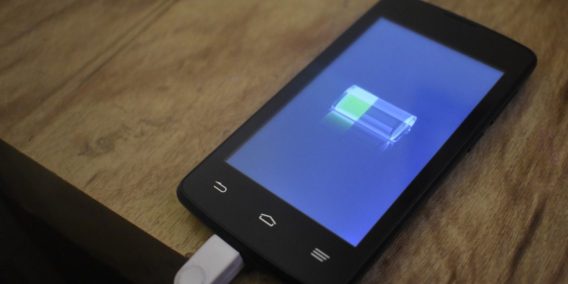 Può rovinarsi? I tecnici svelano perché dovresti caricare lo smartphone al 79%