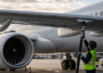 Carburante aereo, l’Ue apre al cherosene americano: cosa cambia per voli e compagnie