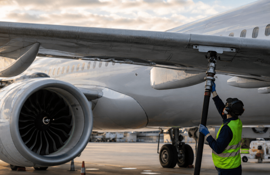 Carburante aereo, l’Ue apre al cherosene americano: cosa cambia per voli e compagnie Carburante aereo, l’Ue apre al cherosene americano: cosa cambia per voli e compagnie