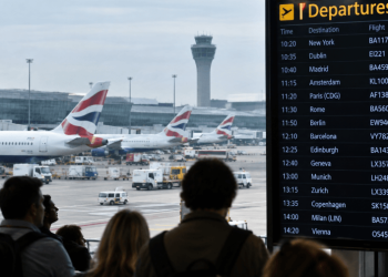 Regno Unito, guasto al controllo del traffico aereo: centinaia di voli cancellati e migliaia di passeggeri coinvolti Regno Unito, guasto al controllo del traffico aereo: centinaia di voli cancellati e migliaia di passeggeri coinvolti