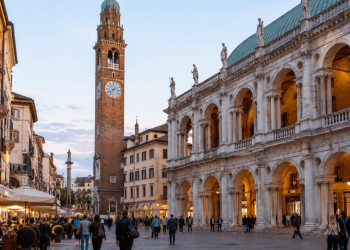Costo della vita in Italia, Vicenza è la città più cara per i rincari: 1.444 euro in più all’anno per famiglia Costo della vita in Italia, Vicenza è la città più cara per i rincari: 1.444 euro in più all’anno per famiglia